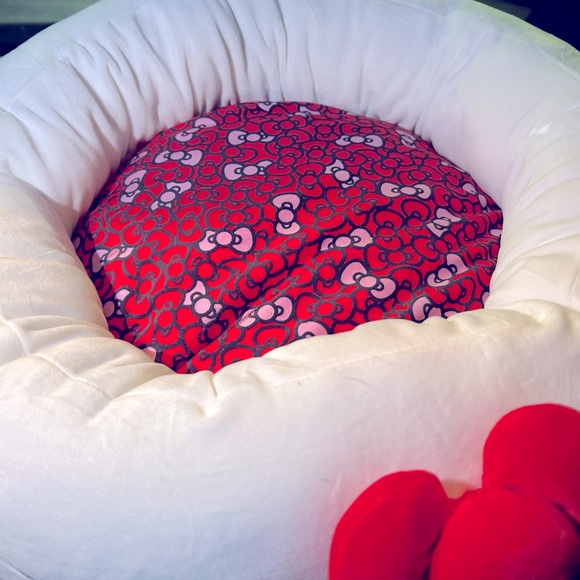 NWT SANRIO HELLO KITTY PET BED - Picture 3 of 3